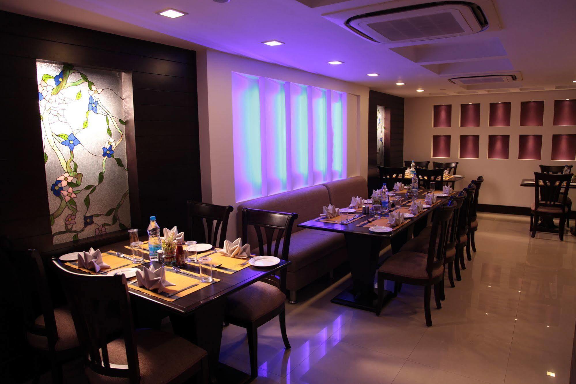 Hotel Florence New Delhi Exteriör bild