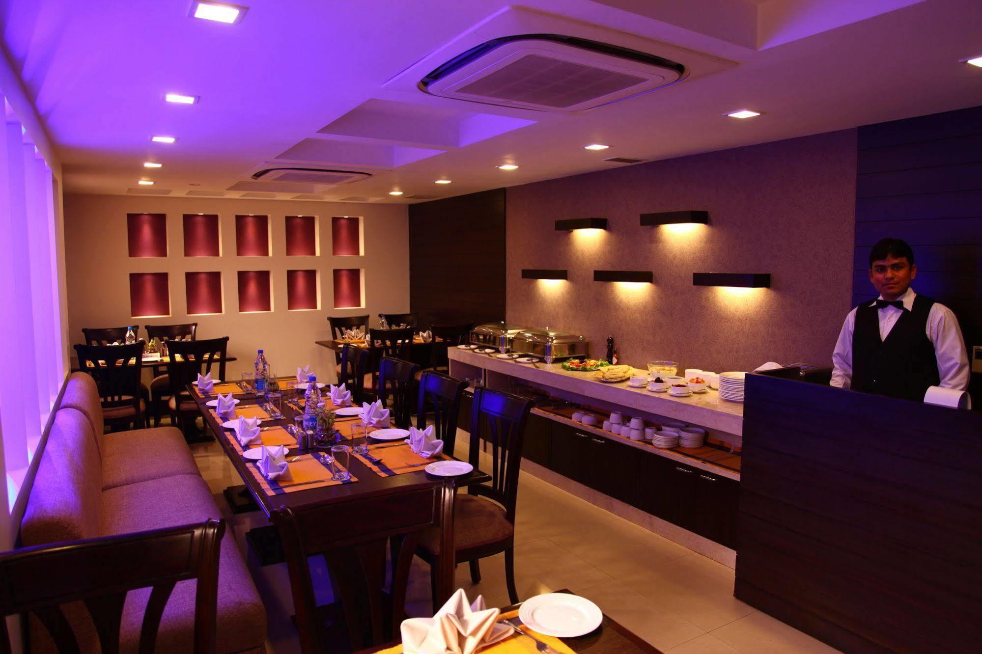 Hotel Florence New Delhi Exteriör bild