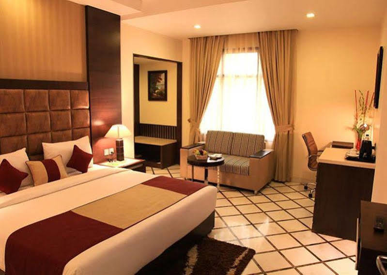 Hotel Florence New Delhi Exteriör bild